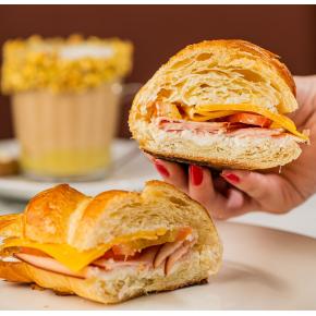 Croissant: peito de peru, quejo prado, tomate e cream cheese