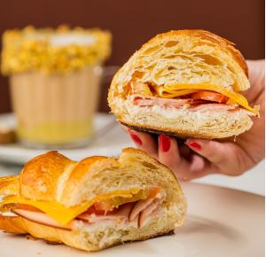 Croissant: peito de peru, quejo prado, tomate e cream cheese