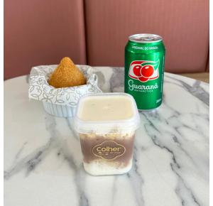 Combo: 1 bolo no pote 4 leites com chocolate + 1 coxinha + 1 refrigerante lata